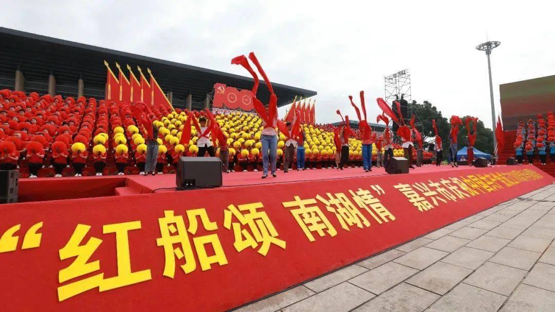 两口子卖“特制”面条,1碗15元,生意特别火爆,路人都来排队买